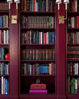 В шкафу стоят книги на полках