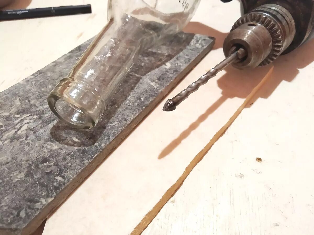 Сверление камня. Сверление отверстий в гранитной плитке. Как просверлить отверстие в камне. Сверление отверстий в керамограните балеринкой. Сверловка камня.