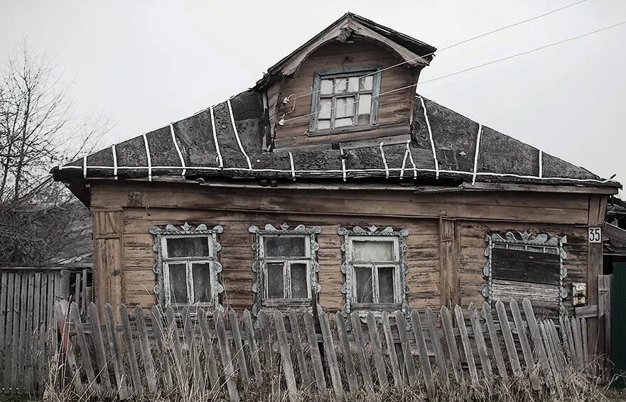 старый деревянный дом. нтзмк нижний тагил. аварийный деревянный дом. строящийся частный дом. дом купца колмогорова тюмень.