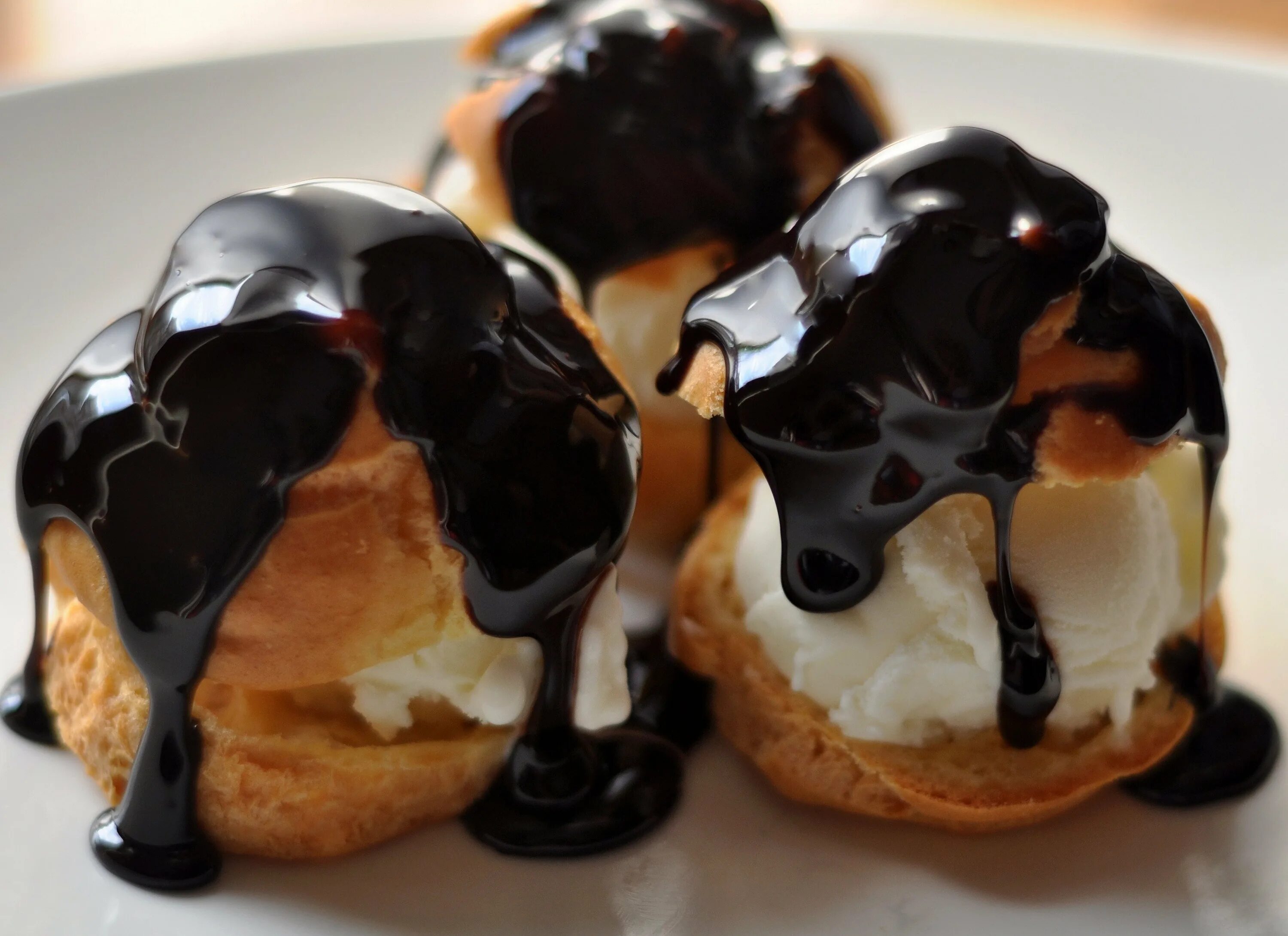 Profiterol. Эклеры с шоколадной глазурью. Пирожное профитроли.