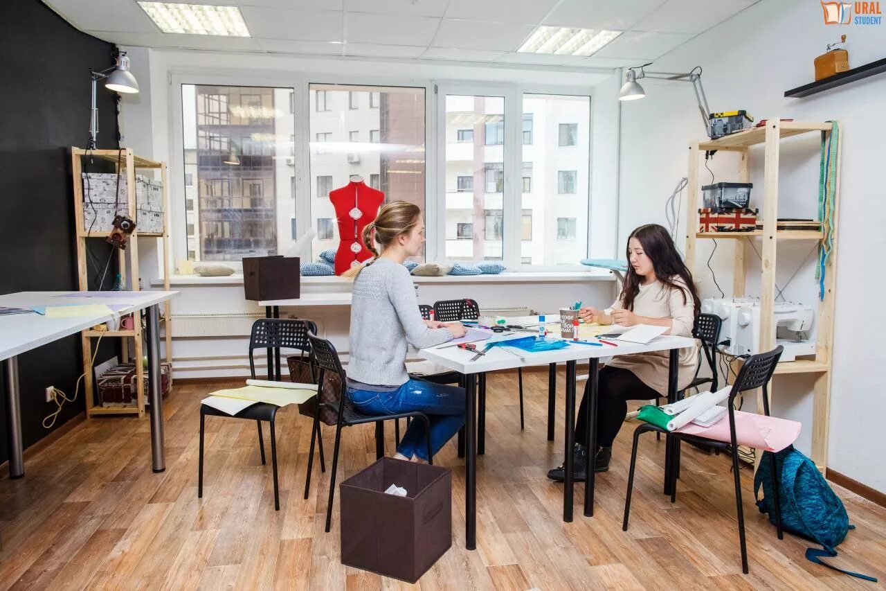 Студия дизайнера одежды. Швейная мастерская в школе. Студия для съемок интервью. Студия видеопроизводства. Демонстрация натуральных объектов картинки.