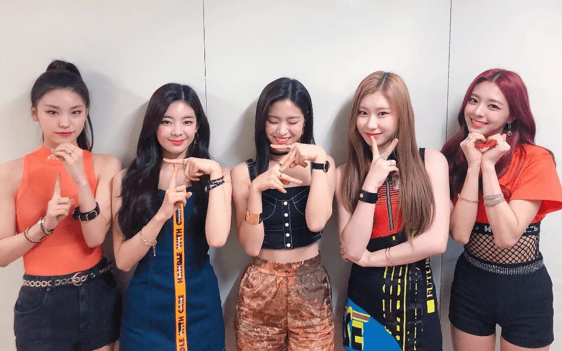 Группа itzy участницы. Itzy участницы. Итзи участники. Итзи кпоп. Itzy корейская группа.