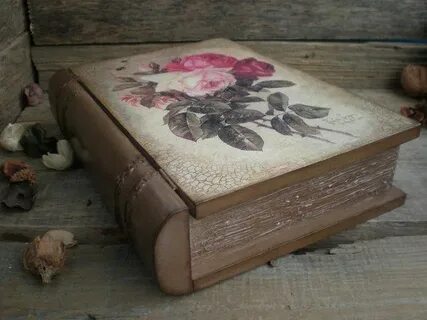 Книга сделана из дерева