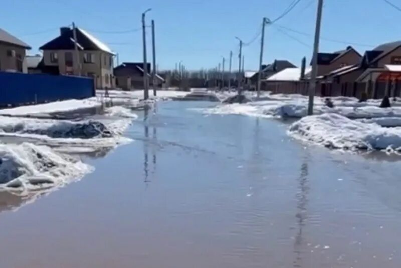 Какие районы затапливает в оренбурге. Паводок в Оренбургской области. Оренбург подтопление. Оренбург затопило 2023. Паводки жилых домов.