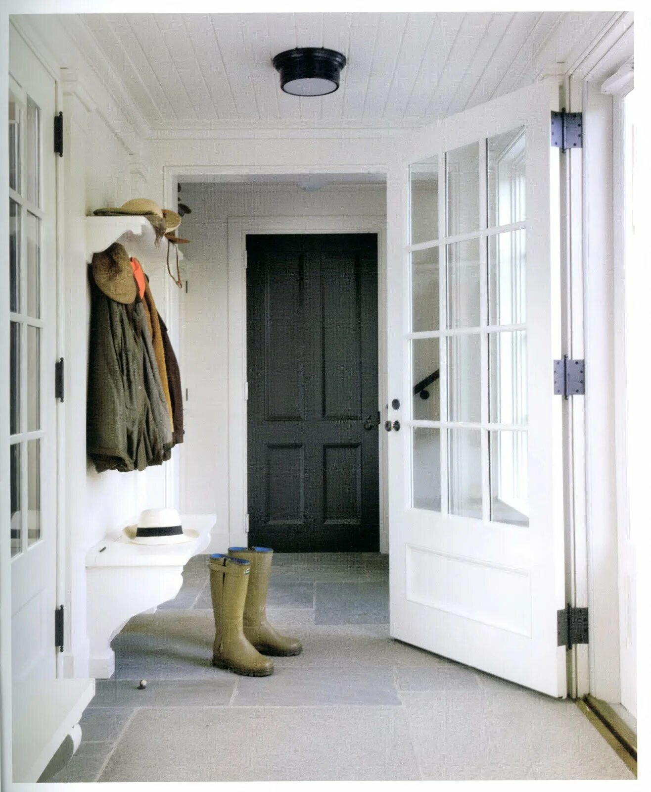 Тамбур стены. Прихожая в частном доме. Интерьер прихожей в деревянном доме. Интерьер прихожей в частном доме. Прихожая в доме.