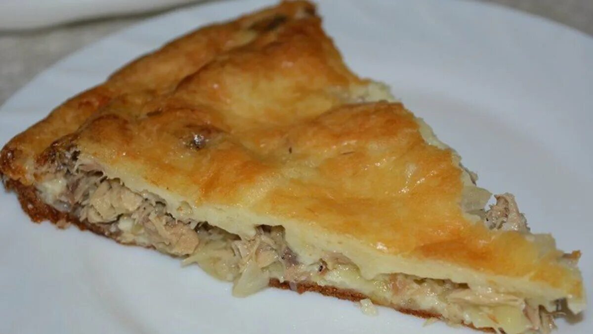Тесто для заливного пирога с картошкой. Пирог с рыбной консервой и картошкой. пирог из заливного теста с рыбной консервой. пирог с рыбой и картошкой в духовке. заливной пирог с рыбой и картошкой.