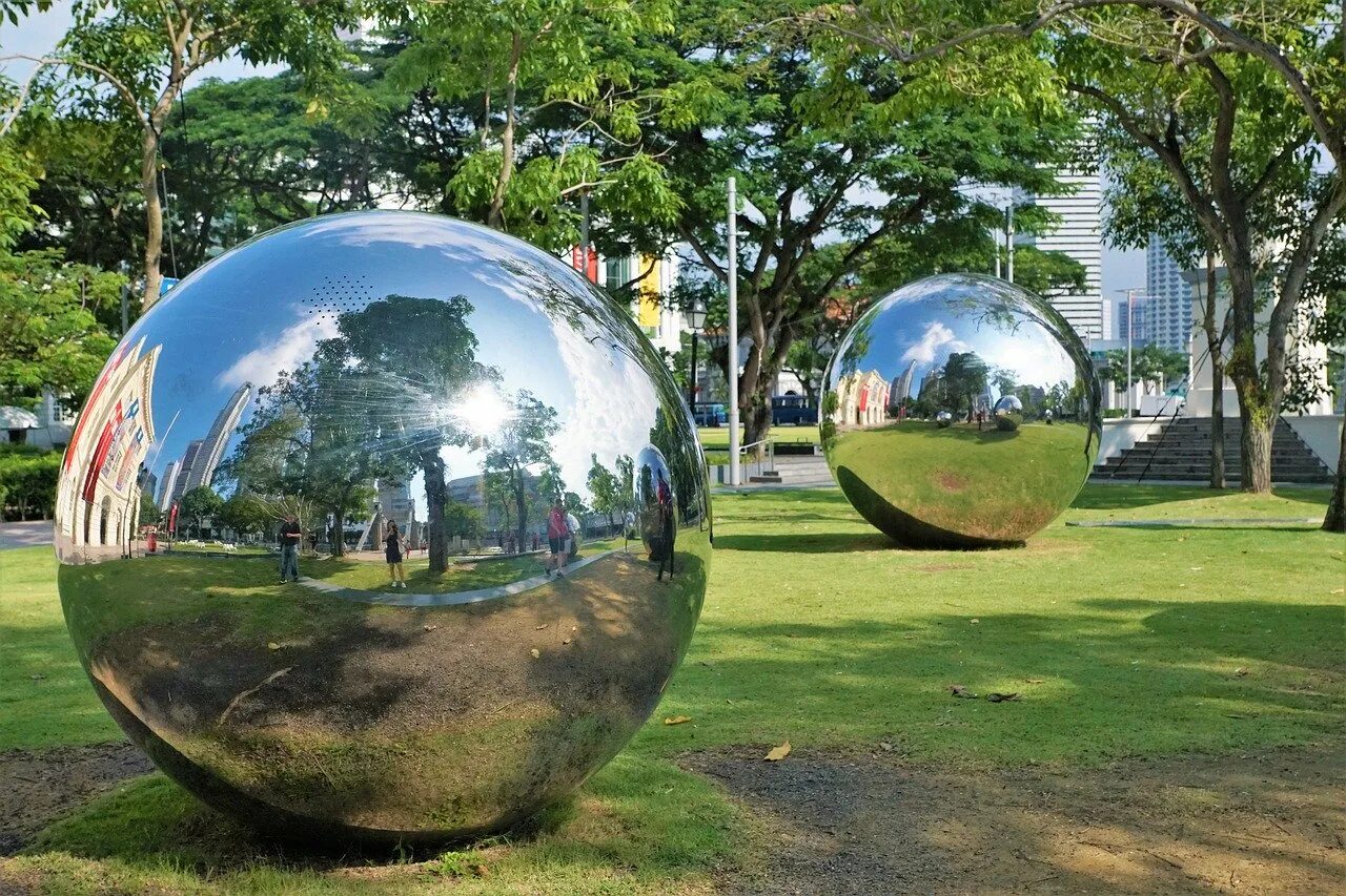 Шар сферической формы. Зеркальный шар в парке. Зеркальные шары для сада. Отражения зеркальный шар. Сферический шар.