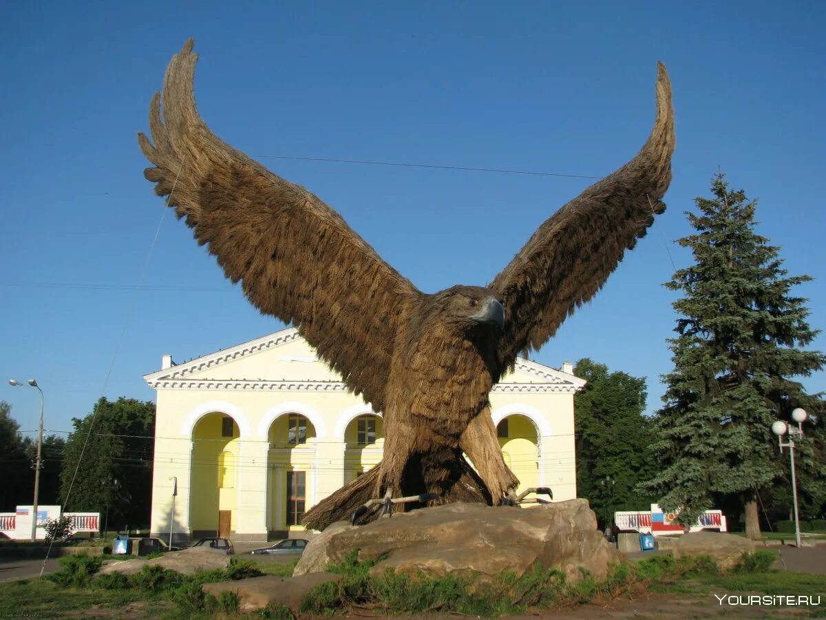Достопримечательности города орла (орёл). Г Орел памятники орла. Статуя орла в городе Орел. Памятник Орлу в Орле.