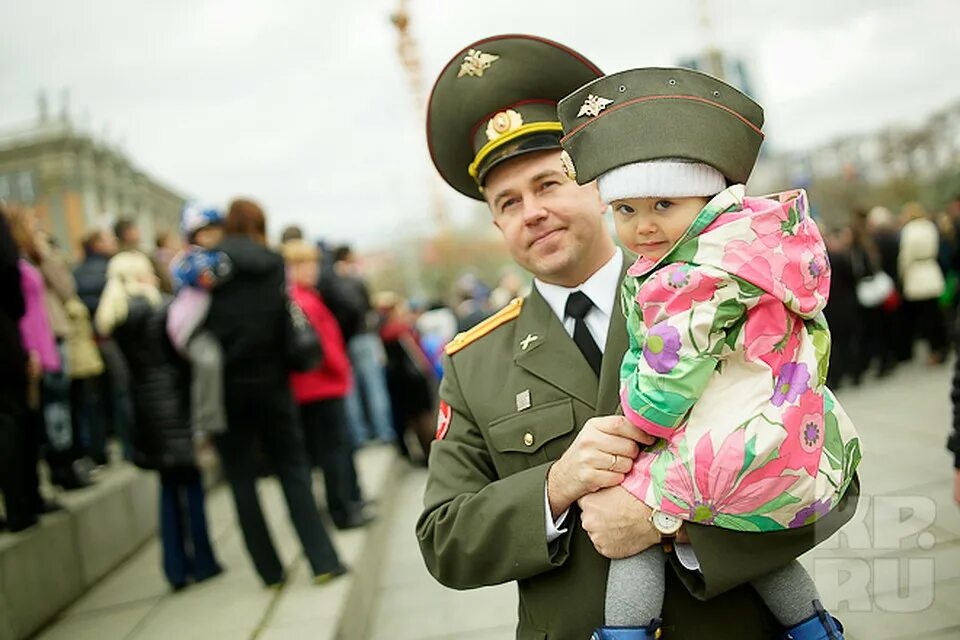 Мама с папой на параде песня. Военнослужащие и их семьи. Офицер с ребенком. Офицерская форма для детей. Дети в форме офицера.
