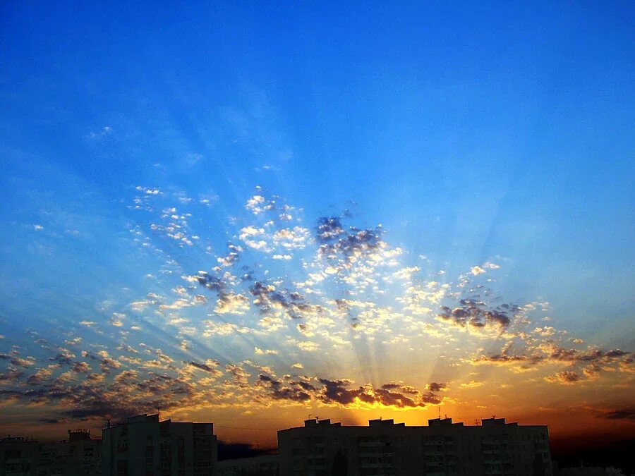 рассвет в городе россии. красное небо в городе. дневное небо в городе. голубое небо в городе. закрытое небо города.