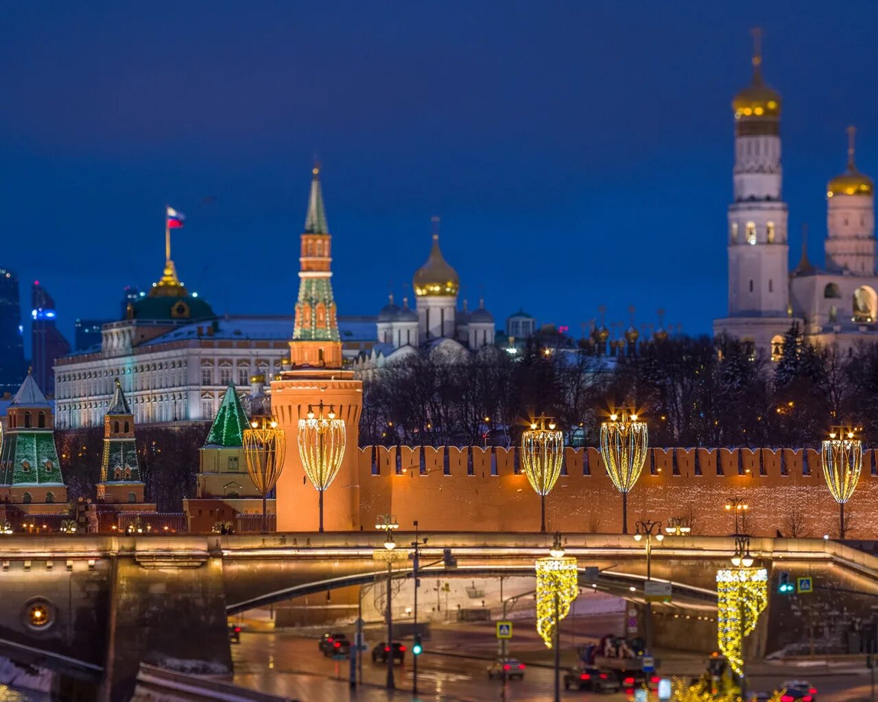 Кремлевские города россии 4. Московский Кремль Moscow Kremlin 1970. Москворецкая башня Кремля. Москва Сити и Кремль с Москворецкого моста. Московский Кремль город ансамбль.