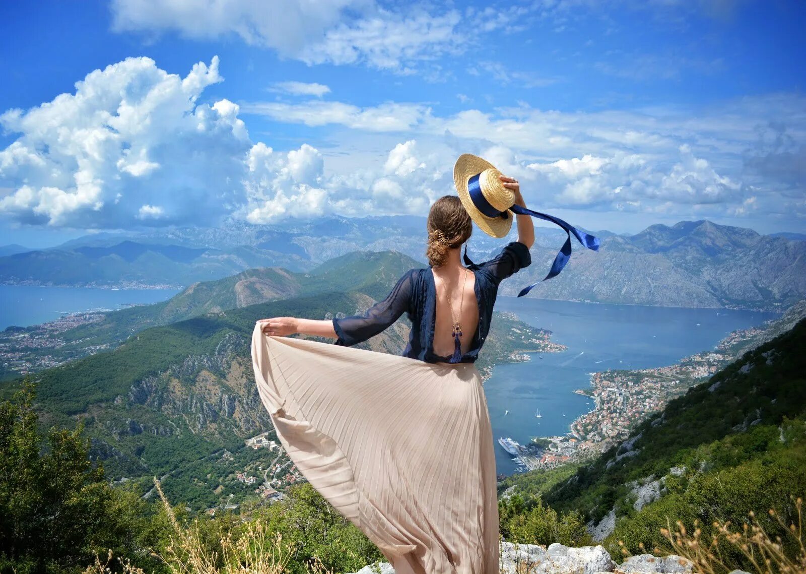 Очень хорошие впечатления. Черногория Монтенегро Travel Tourist. Девушка в горах. Путешествие в горы. Девушка путешествует.