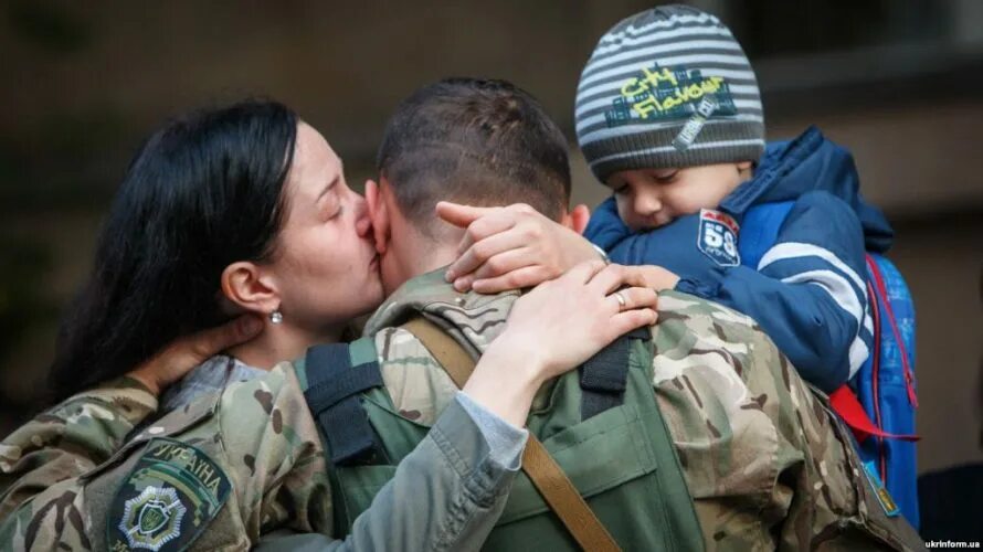 Поддержка семей военнослужащих. Военнослужащие и их семьи. семья военнослужащего. дети военнослужащих. украина семья военнослужащих.