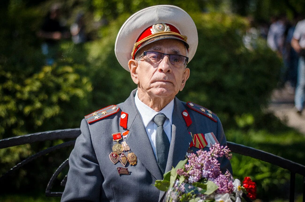 Ветеран с наградами. Старенький ветеран. Женщины ветераны. Ветераны вов 1941-1945. Ветераны с орденами.