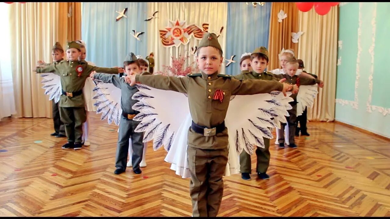 Песня на день победы в детском саду. Танец Журавли в детском саду. Танец на день Победы в детском саду. Утренник 9 мая в детском саду. Танец на 9 мая для детей.