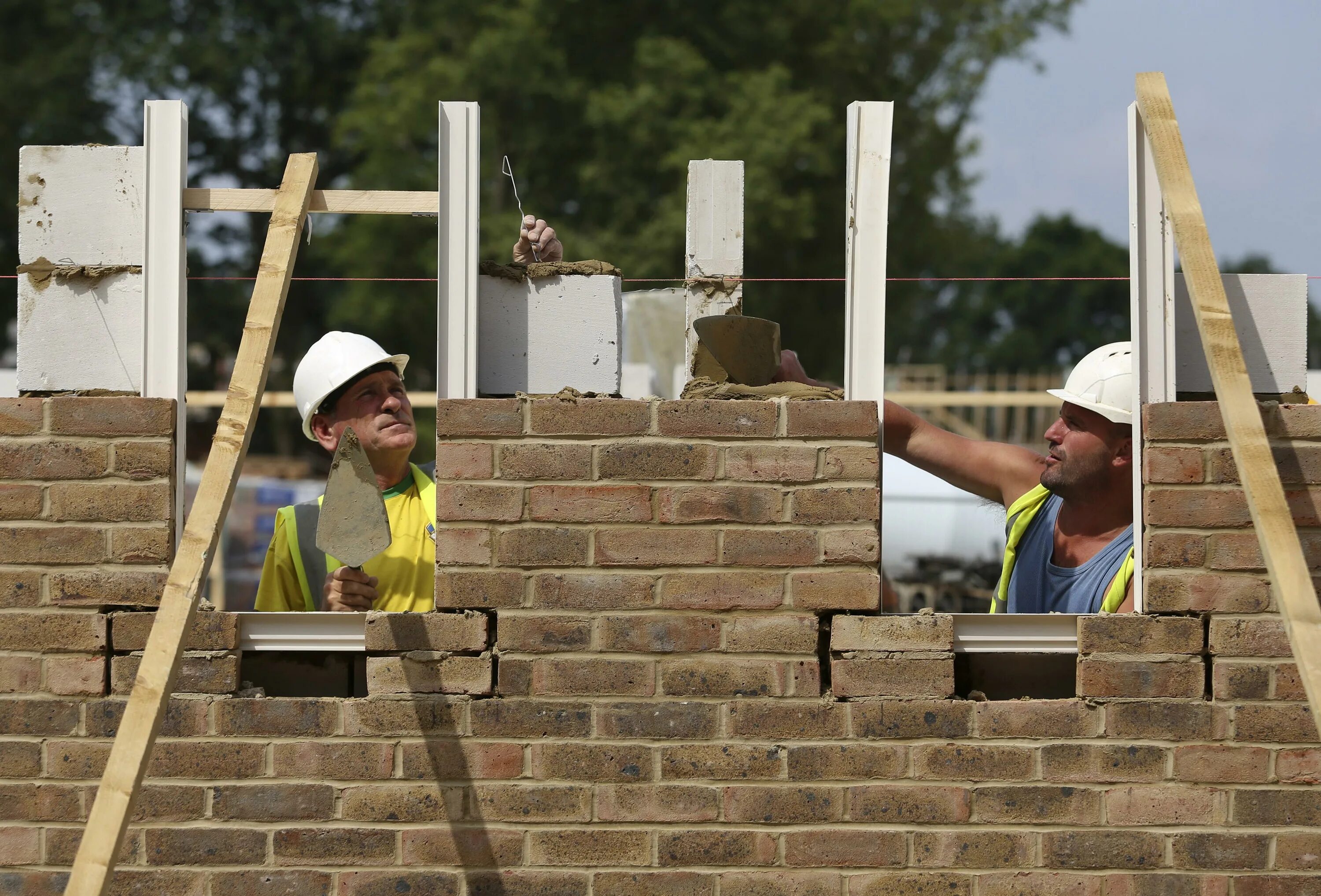 They build a new house. Работа строительство. Construction worker Brick. Construction uk. Brick Guard in Construction.