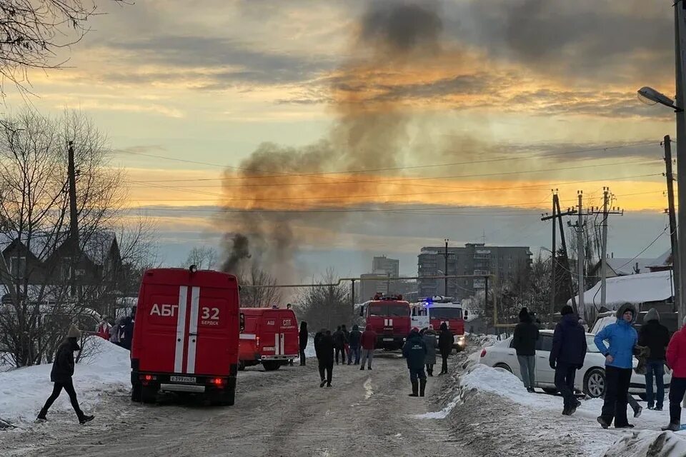 Пожар в Новосибирске сейчас в Октябрьском. Пожар в Новосибирске Октябрьский район. Пожар в Дзержинском районе Новосибирск 2022. Пожар в Новосибирске сегодня в Октябрьском районе. Октябрьский сгорел