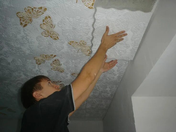 Подвесные потолочные панели. Крепление панелей пвх на потолок. Отделка потолка. Пластиковая плитка на потолок. Монтаж потолочных панелей.