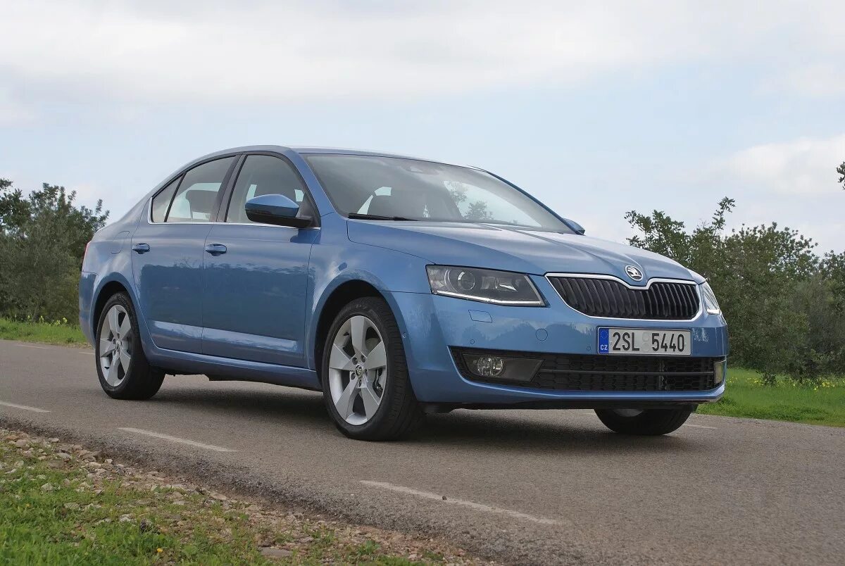 Цвета октавии а5. Skoda Rapid Denim Blue. Skoda Octavia a7 Reef Blue. Голубая Skoda a7. Skoda Octavia a7 Denim Blue Metallic.