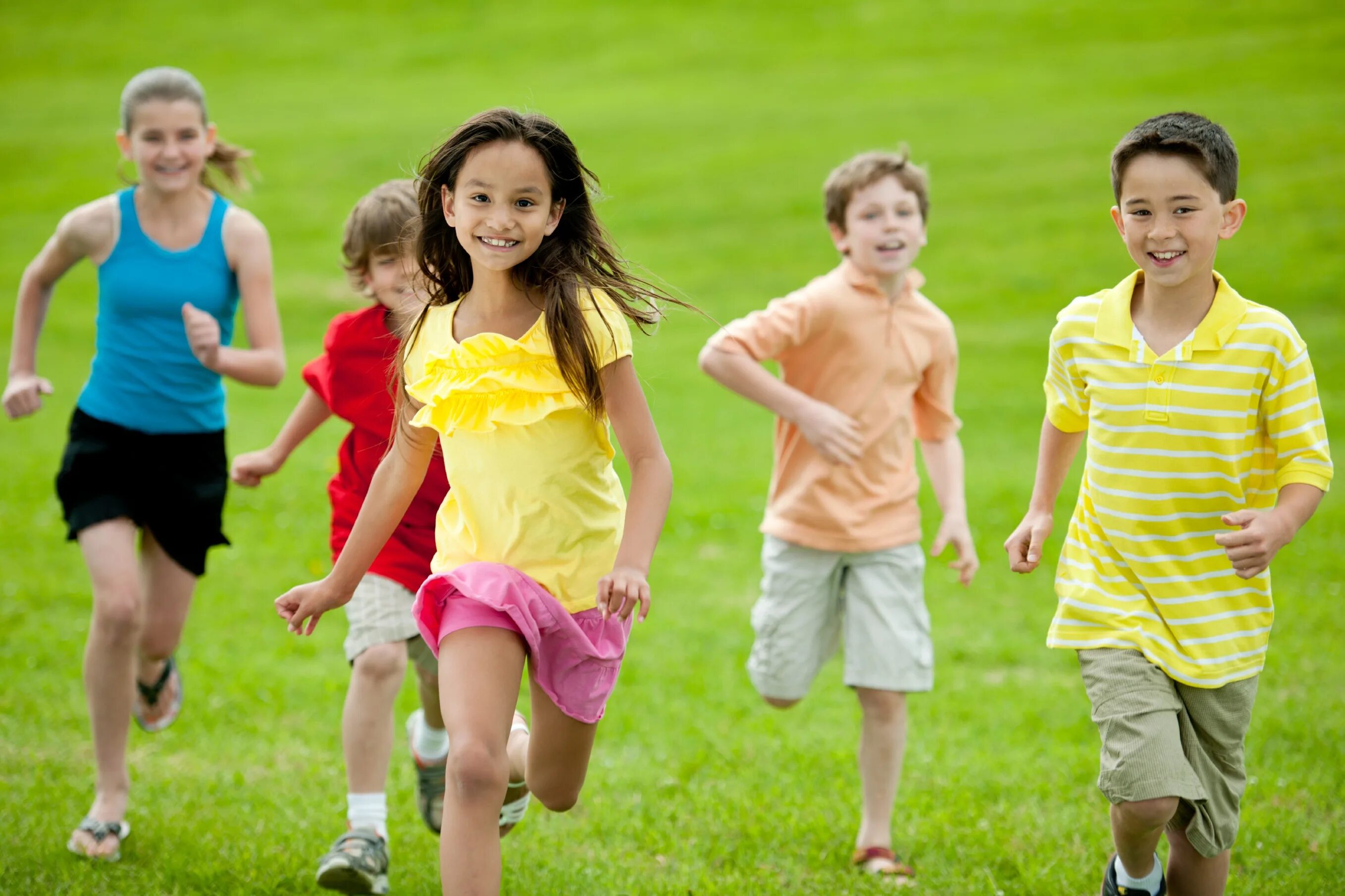 Счастливый ребенок. Дети бегут. Дети бегают летом. Счастливые дети бегают.