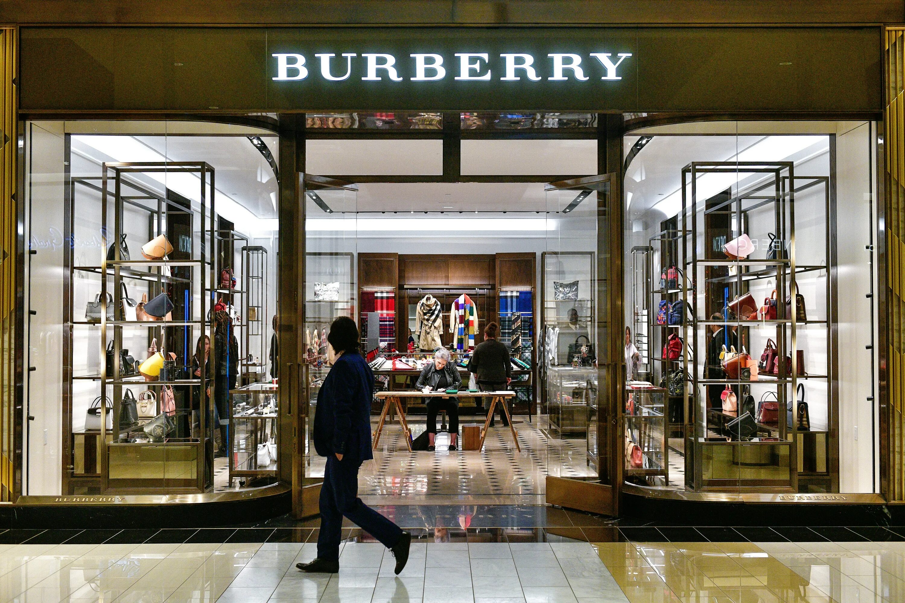 Burberry москва. Burberry brand Store 2022. Burberry Group PLC Dante. Burberry brand Store. Burberry Store Baku.