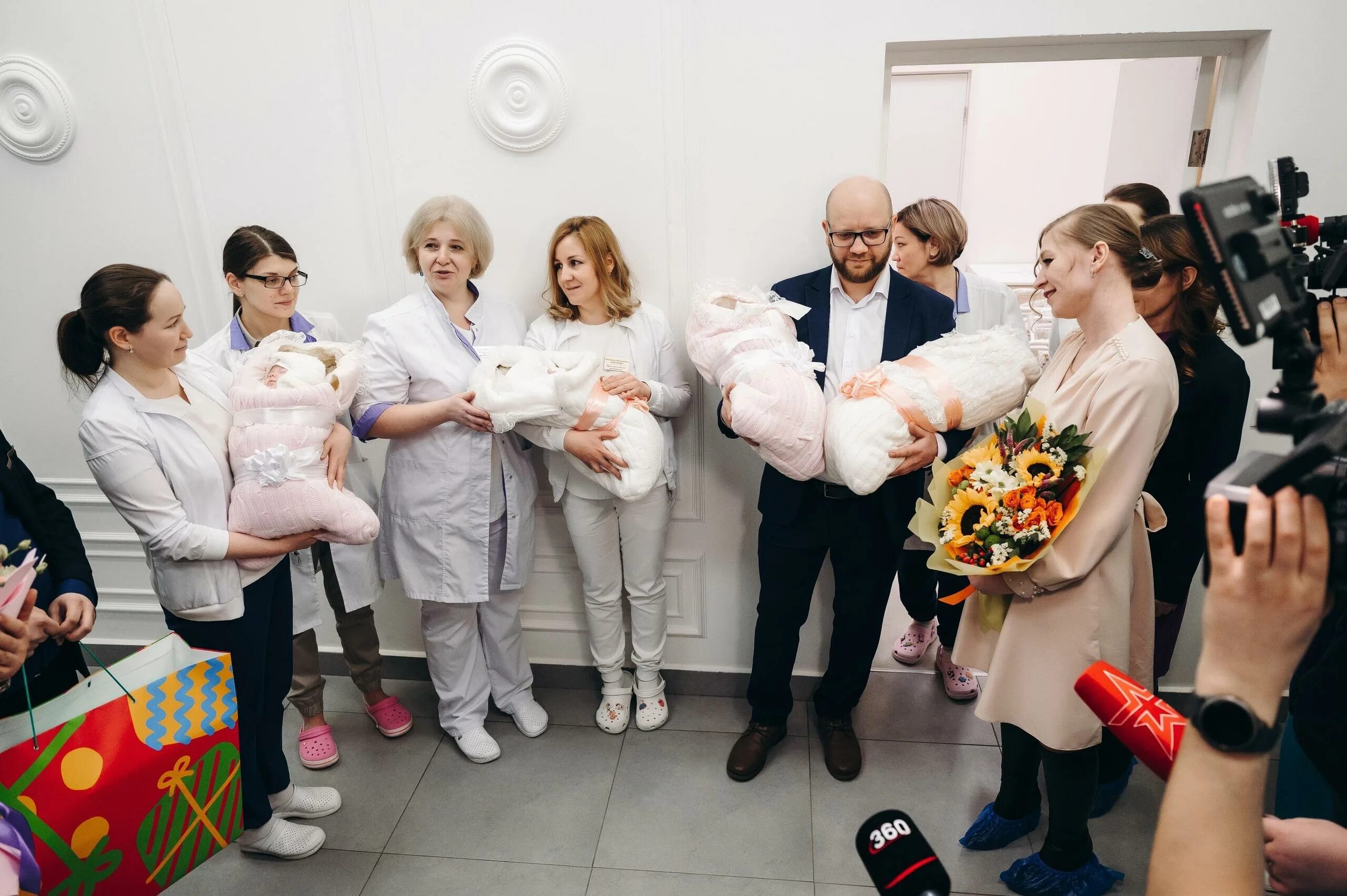Четверняшки. В подмосковье родилась четверня. Четверняшки из волгограда. Беременность четверняшки фото. Четверняшки матиас.