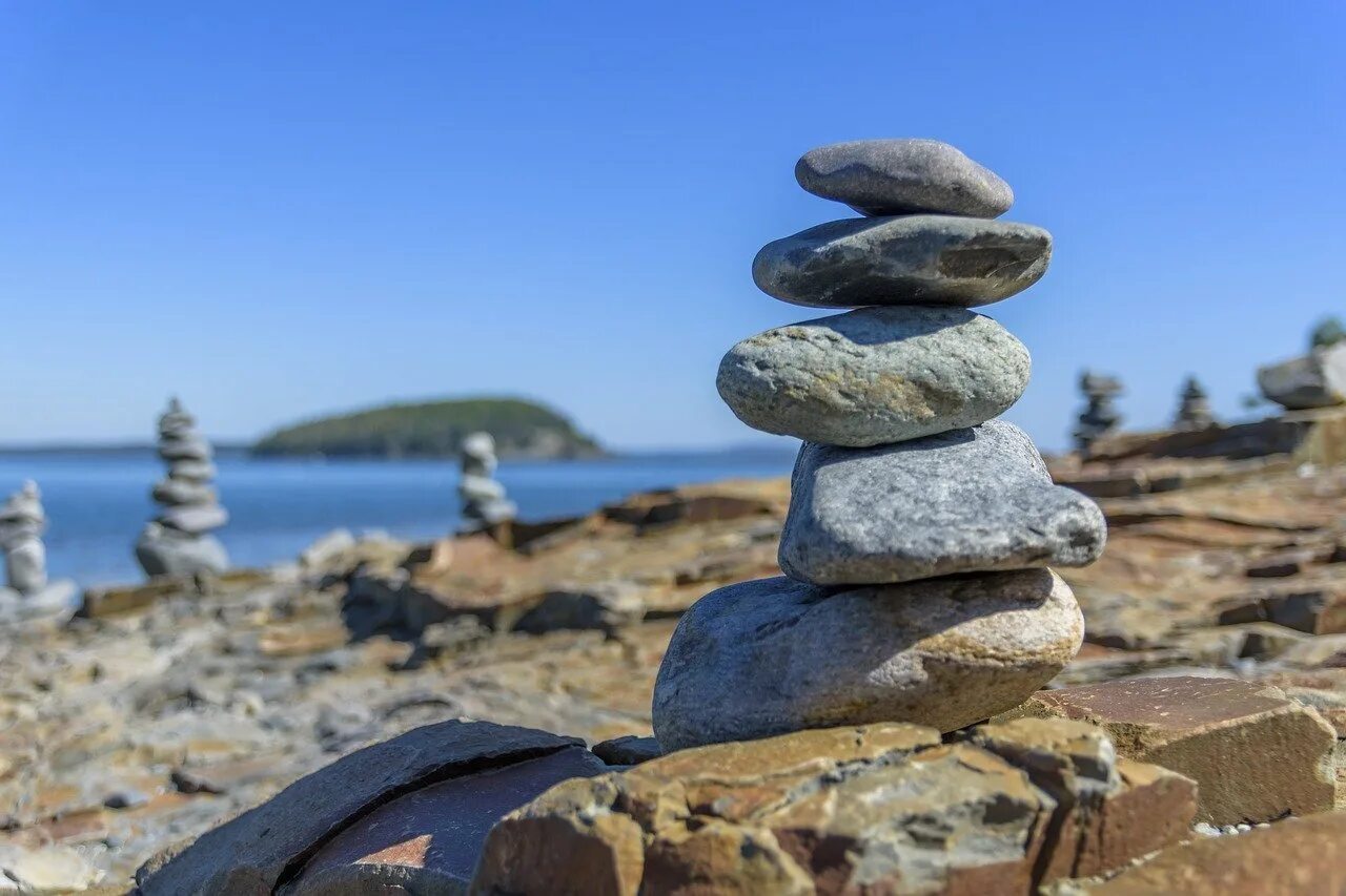 Friend stone. Балансирующие камни. Камни равновесие. Равновесие из камней. Пирамида из камней.