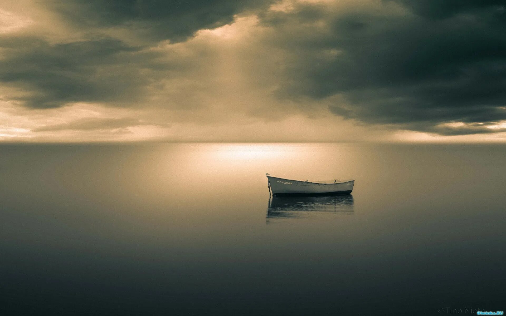 Корабль в океане одинокий. Лодка в море. Одинокая лодка. Лодка в океане. Корабль на горизонте.