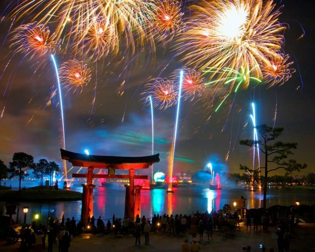 Япония летний фестиваль фейерверков. Япония новый фото. Омисока в японии. Рождество в японии традиции. Новый год в японии.