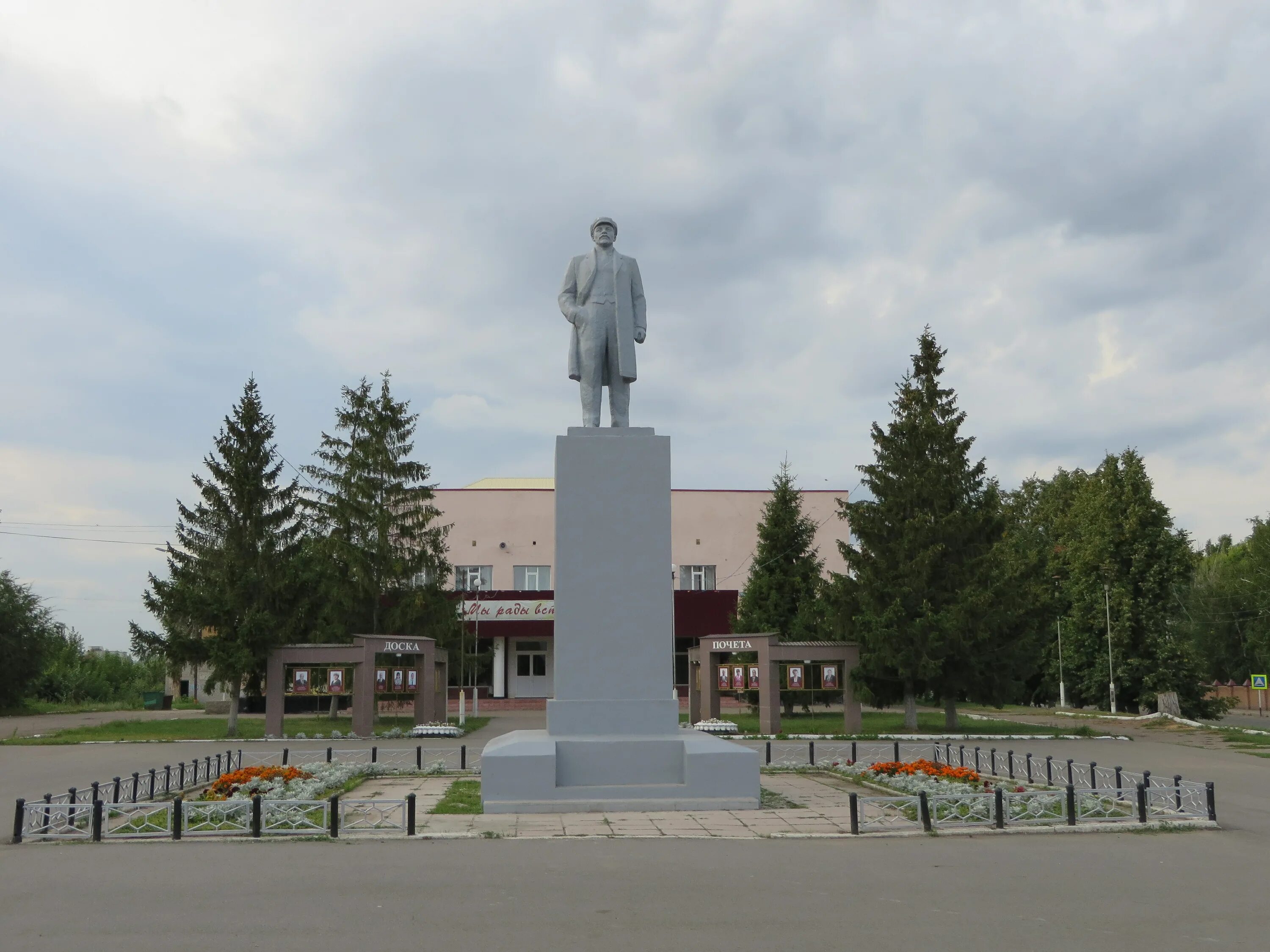 Погода п ленина. Чердаклы Ульяновская область. Площадь Ленина Чердаклы. Посёлок Чердаклы Ульяновская область. Памятник Чердаклы Ульяновская область.