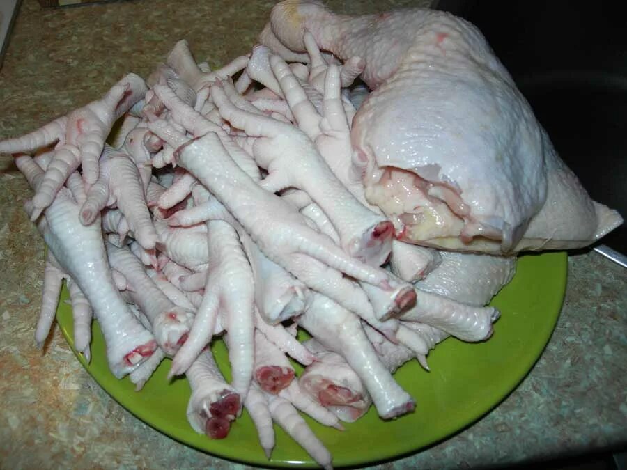 Холодец из куриных ножек. Заливное из куриных лапок. Холодец из куриных ножек и грудки. Холодец с куриными лапками. Холодец из индюшачьих лапок.