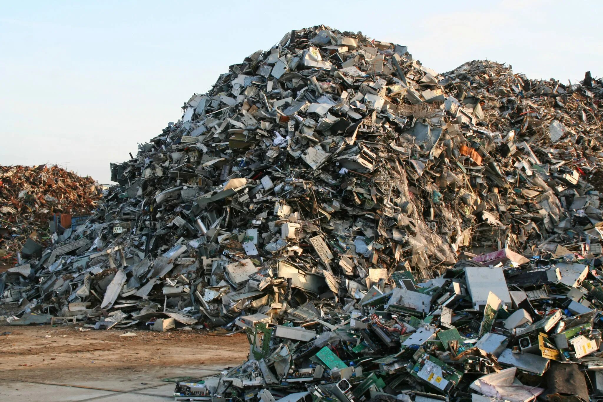 Х отходов. Электронные отходы Guiyu в Китае. Свалка электронного мусора. Свалка металла. Свалка металлолома.
