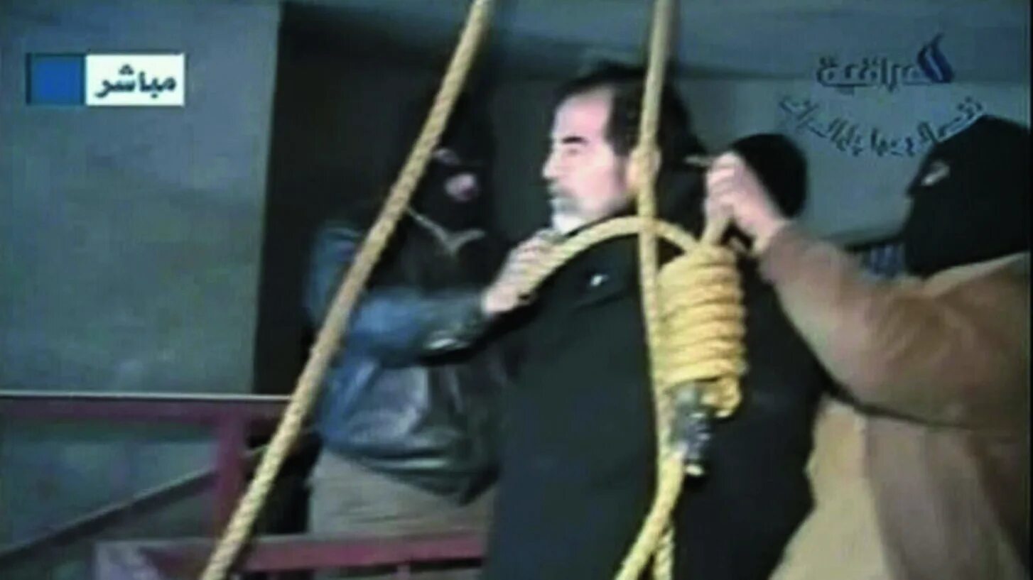 Хусейн повесили. Смерть Саддама Хусейна казнь. Саддам Хусейн повешение.