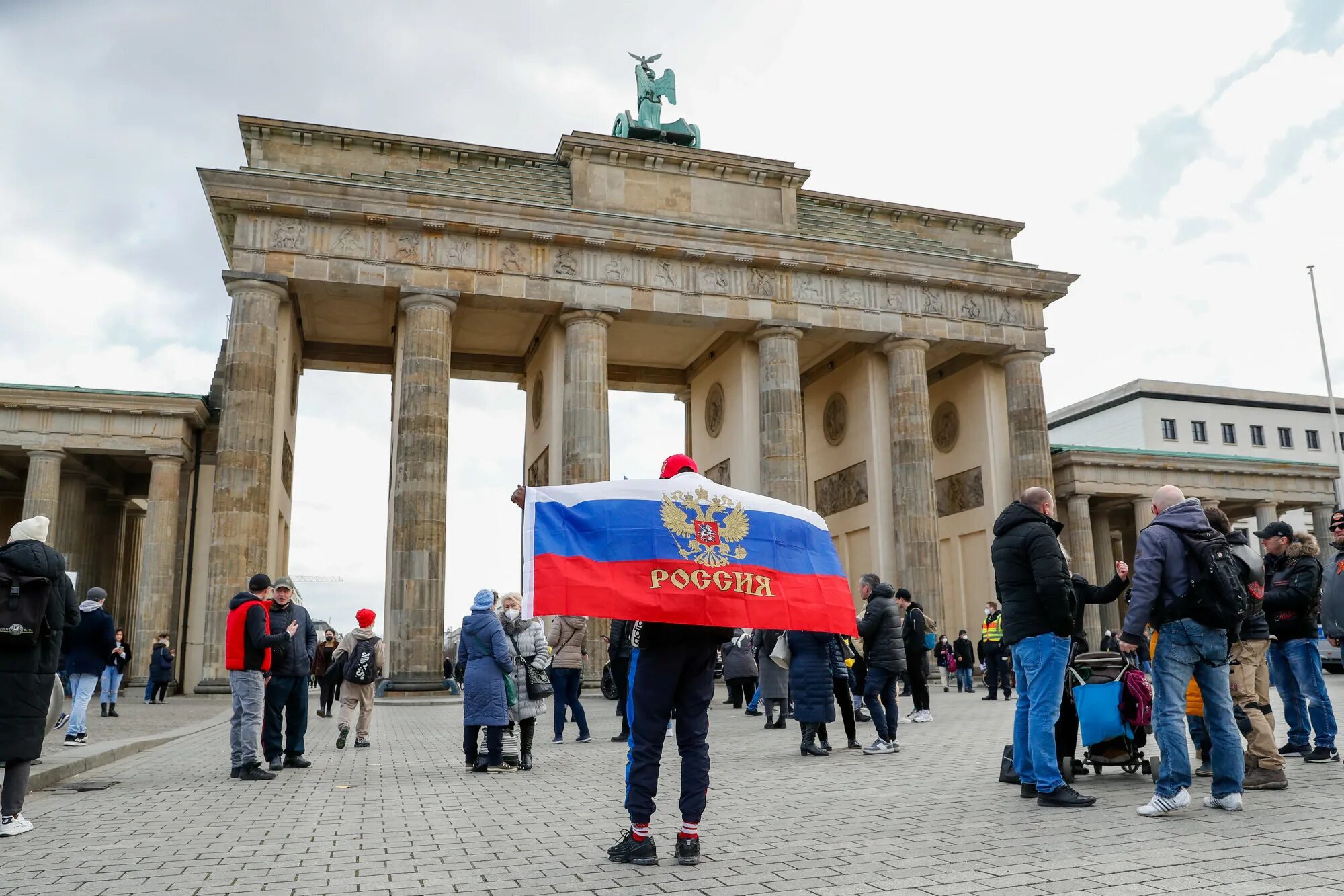 Бранденбургские ворота в Берлине российский флаг. Германия Берлин. Жители Германии. Россия и Германия.