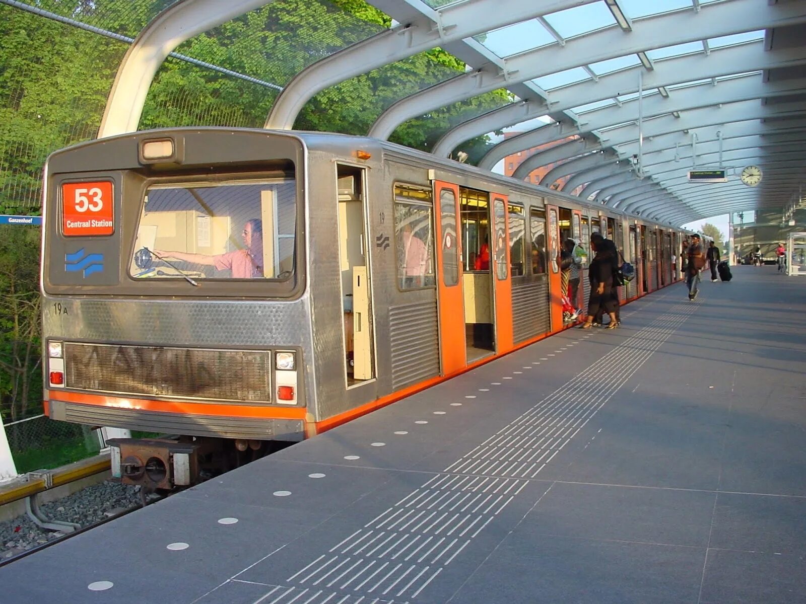Станция amsterdam sloterdijk. Поезд метро в амстердаме. Метро нидерланды. Вагоны в метро амстердама. Гар дю нор (станция метро).