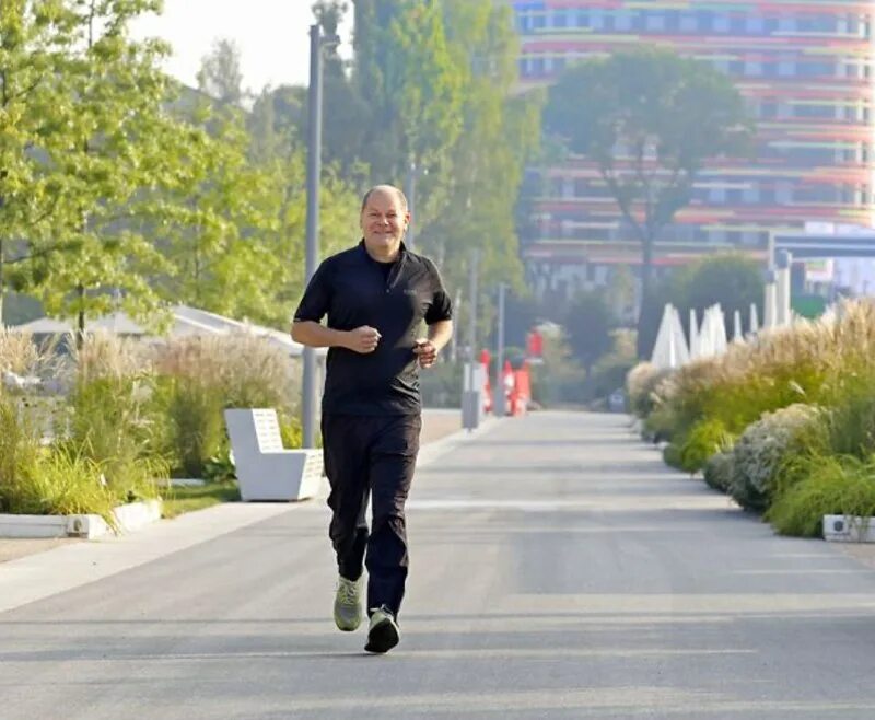 канцлер германии шольц с женой. олаф шольц в полный рост. рост шольца. рост шольца. Julian scholze.