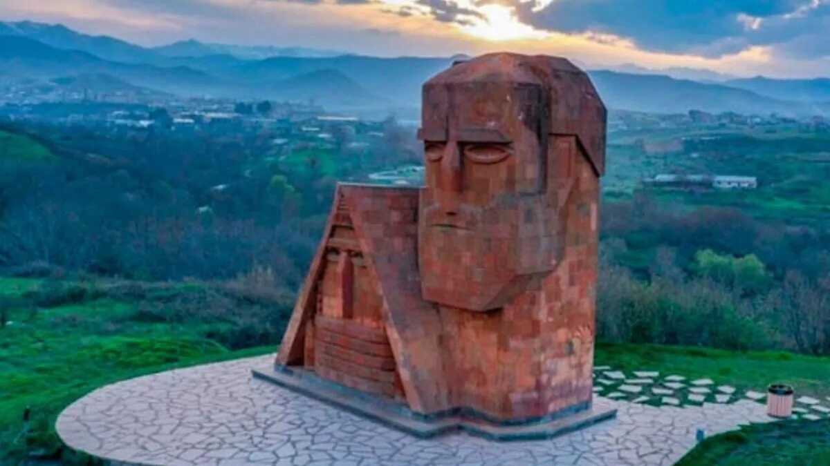Карабах памятник папик татик. Арцах степанакерт нагорный карабах. Слово арцах. Карабах памятник папик татик. Папик татик памятник степанакерт.