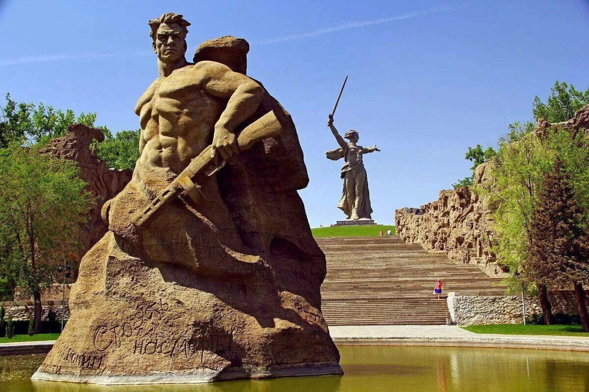 В каком городе находится мамаев. Мамаев курган сталинград волгоград. мамаев курган сталинградская битва. архитектура волгоград мамаев курган. город герой сталинград мамаев курган.