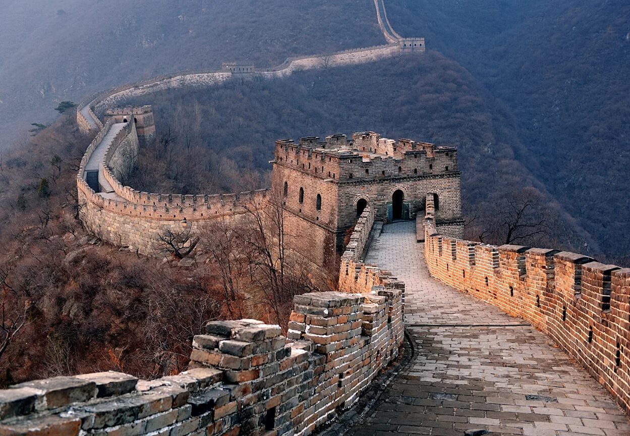 Длина китайской стены от края до края. Великая китайская стена Пекин. Великая китайская стена цинхай. Участок Великой китайской стены Мутяньюй, Пекин, Китай. Бойницы китайской стены.