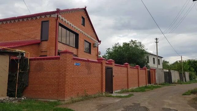 Коттедж уральск. Купить дом в казахстане в уральске. Фотографии дома на улице ескалиева 186 в городе уральск казахстан. Крыша дом уральск. Коттедж в аренду а уральске западный казахстан.