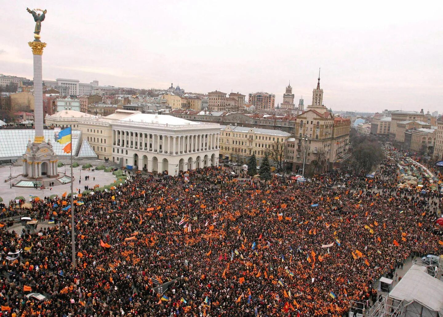 Orange revolution. Оранжевая революция Киев 2004. Оранжевая революция Майдан. Первый Майдан на Украине 2004. Майдан 2005 Украина.