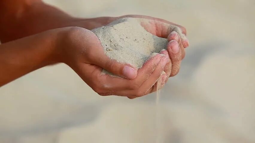 Вода с сахаром в сотейнике. Кипящий песок. Песок сыпется. Кипящий песок. Влажный песок.