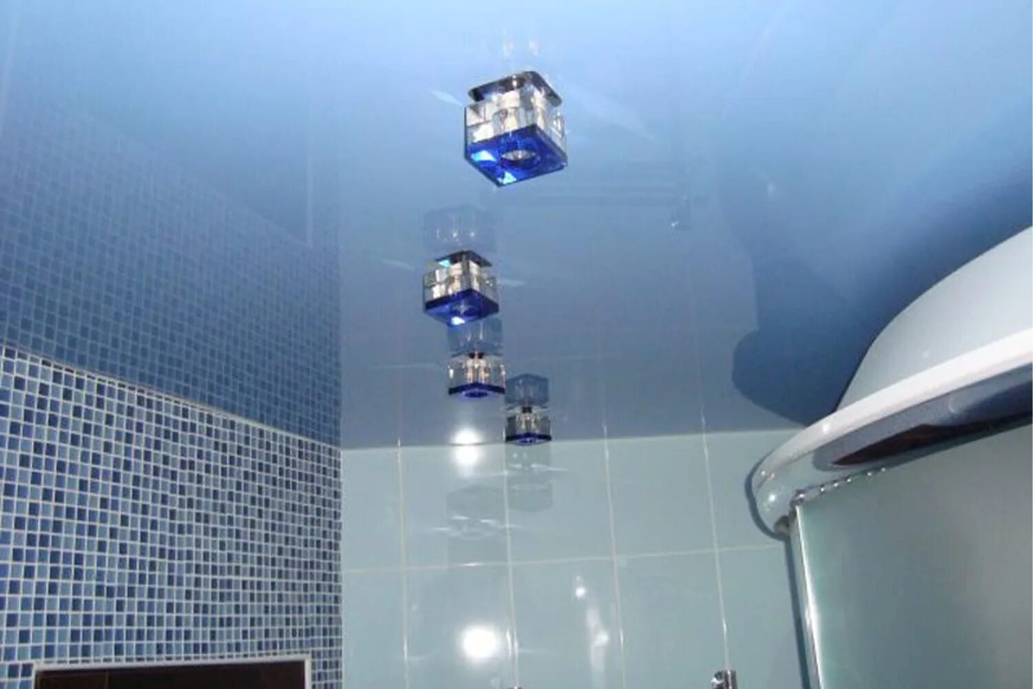 Можно ли в ванной делать натяжные потолки. Натяжной потолок в ванную. Натяжной потолок в ванную комнату. Цветной потолок в ванной. Подвесной потолок в ванной комнате.
