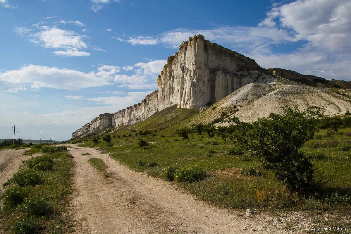 Белая скала белогорск. Белая скала дорога. Белая скала ак-кая. Гора ак-кая (белая скала). Белая скала дорога.