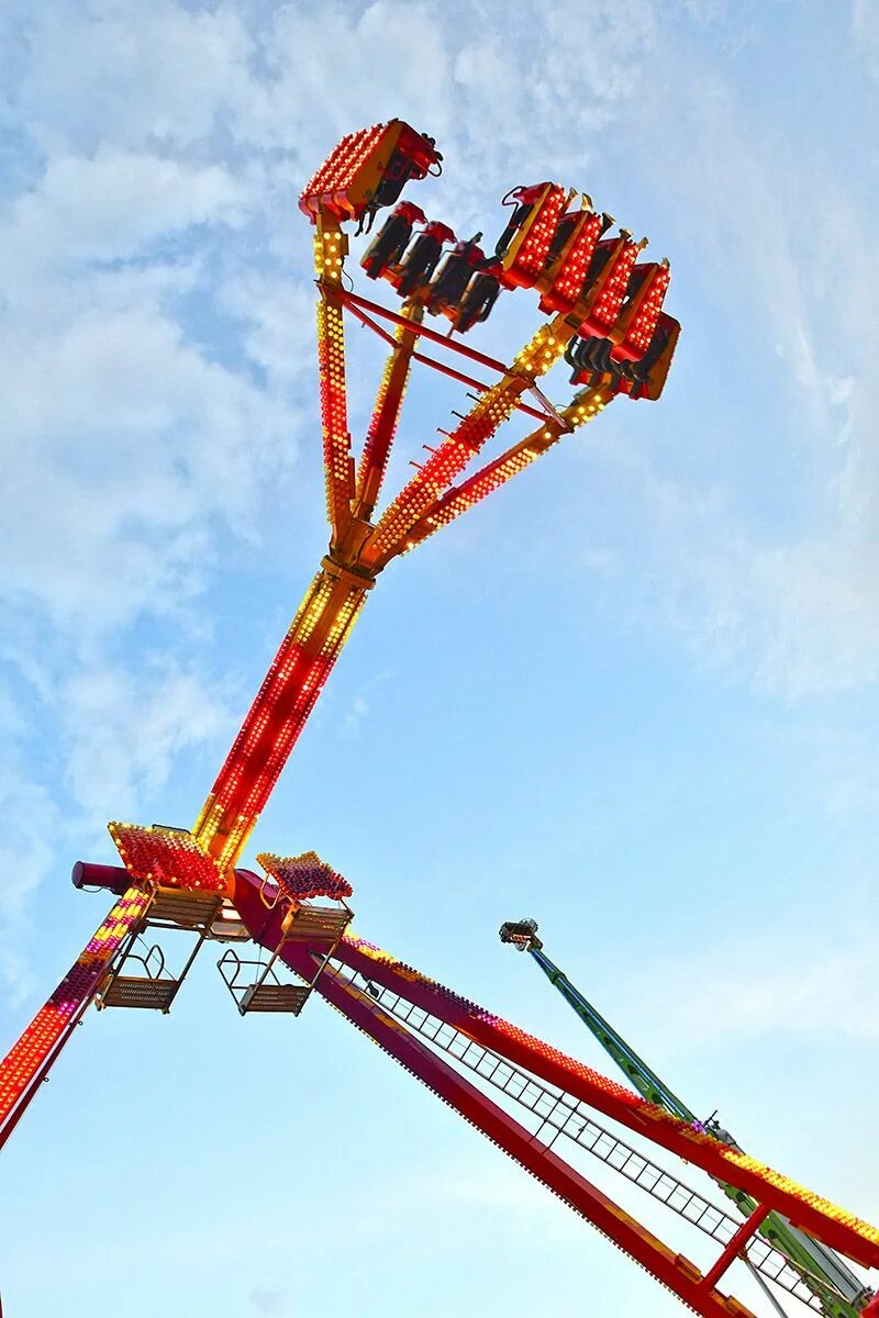 аттракцион нло. летающие аттракционы. карусель "летающая тарелка". летающая тарелка аттракцион диво остров. карусель полет.