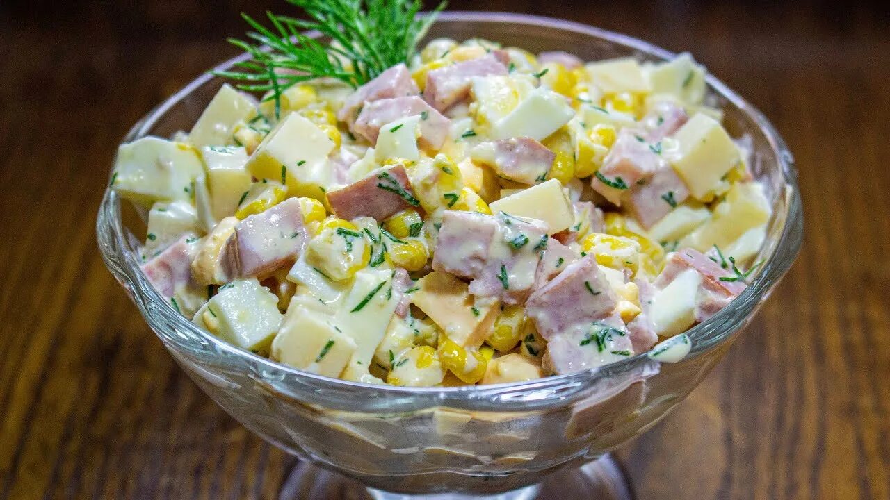 Вкусный салат с копченой. Салат Оливье 150 гр. Салат с колбасой сыром и кукурузой. Оливье с копченой колбасой. Оливье с кукурузой.