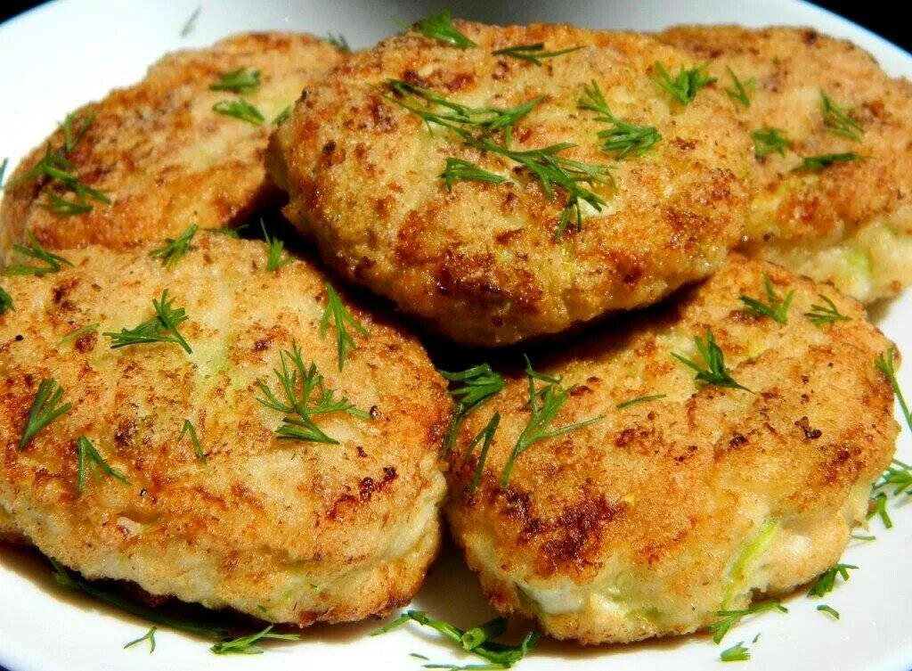 Фарш можно добавить кабачки. Котлеты с кабачком. куриные биточки с кабачком. куриные котлеты. биточки из куриного фарша.