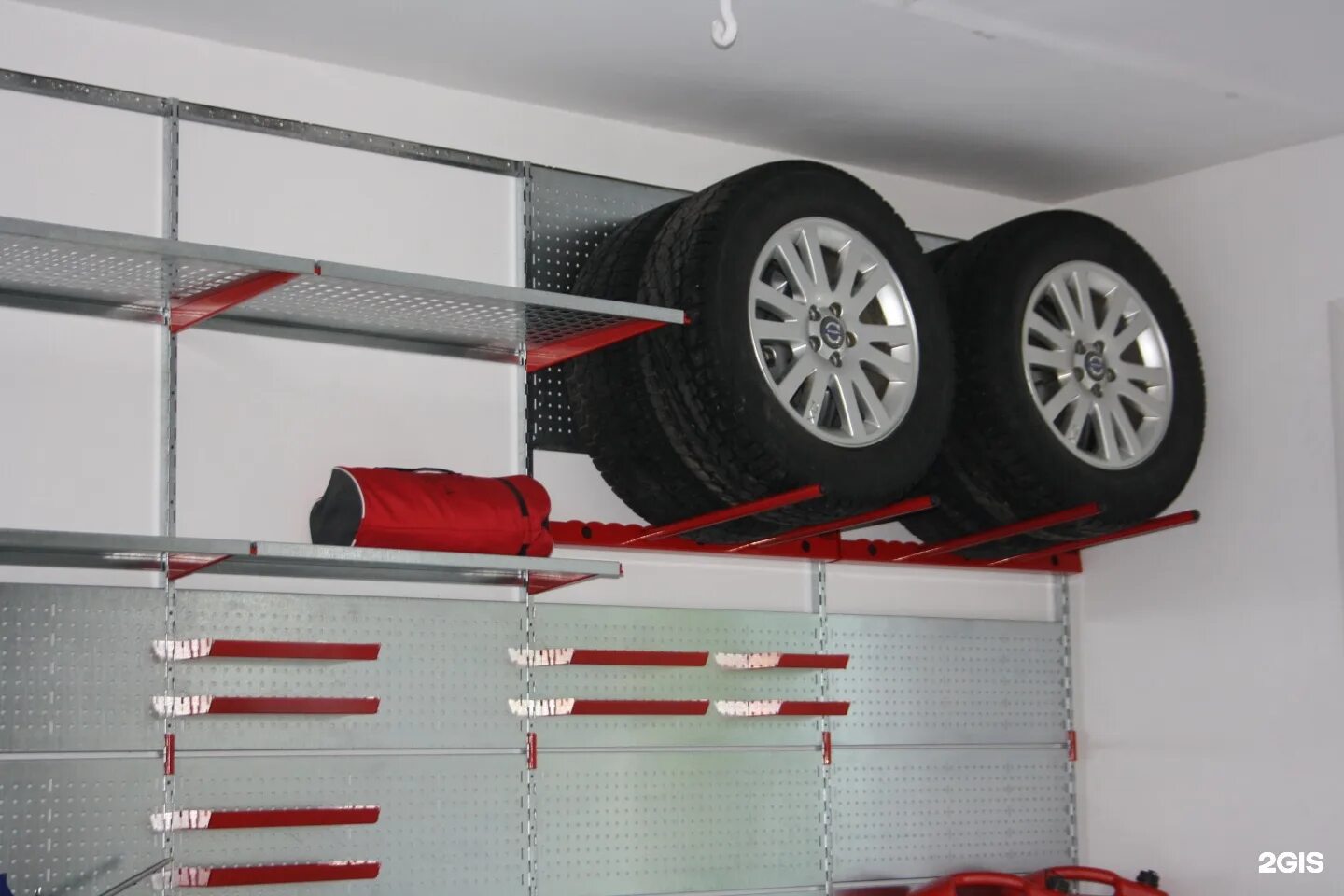 Кронштейн для хранения колес esse Storage for cars stw001 2шт. Стеллаж для колес р-528. Полка для хранения колес Сорокин откидная 35.50. Полки в гараже.