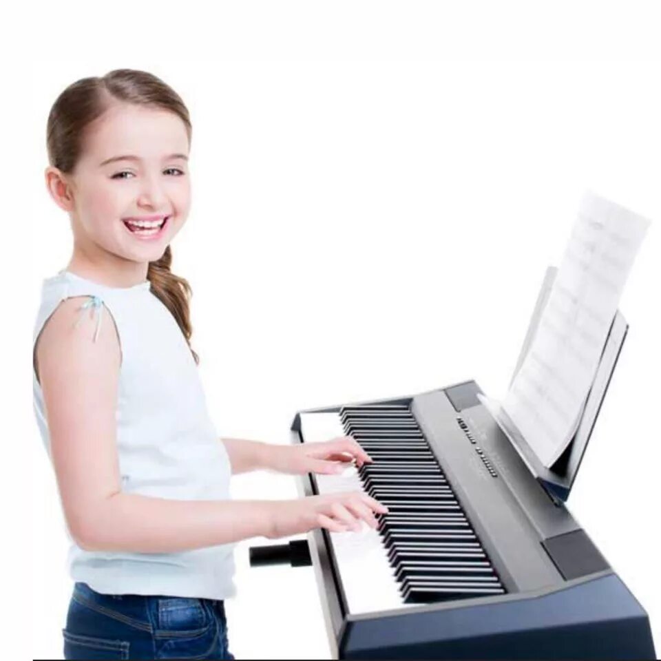 женские руки на рояле. играть на музыкальных инструментах на клавиатуре. играть на музыкальных инструментах на клавиатуре. играть на музыкальных инструментах на клавиатуре. музыкальная клавиатура.