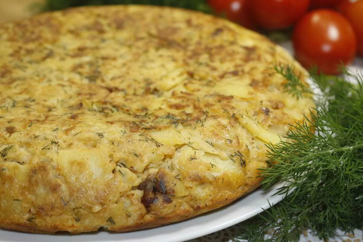 Сколько времени печь пирог с картошкой. Пирог с картошкой. картофельный пирог. пироги с картошкой на сковороде. пирог с картошкой на сковороде.